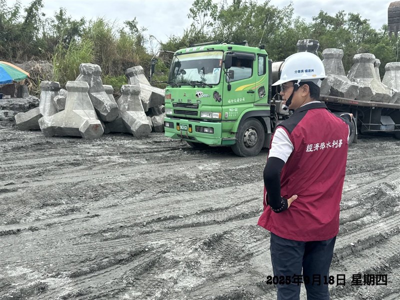 A Water Resources Agency officer oversees efforts to control the overflow of Matai'an Creek barrier lake in Hualien County on Tuesday. Photo courtesy of the Water Resources Agency
