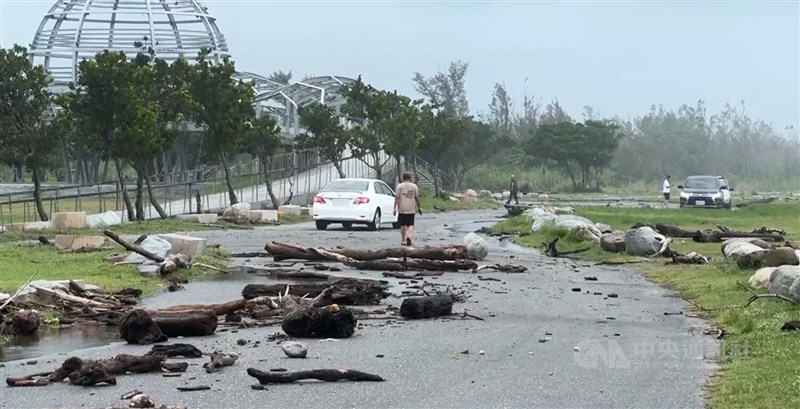 Typhoon Ragasa brings strong waves to Taitung, battering several coastal areas and scattering driftwood across Taitung City Seaside Park. CNA photo Sept. 23, 2025