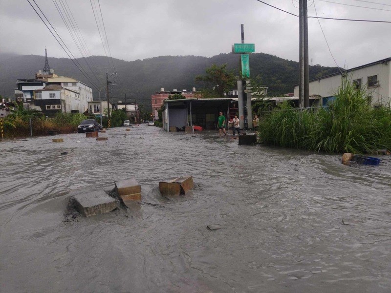 Floodwaters from the Matai'an Creek barrier lake flow into Guangfu Township in Hualien County on Tuesday. Photo courtesy of a private contributor