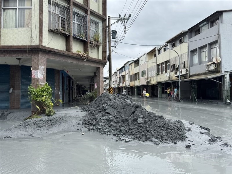 Floodwater and thick sludge cover a street in Guangfu Township, Hualien County, on Wednesday. CNA photo Sept. 24, 2025
