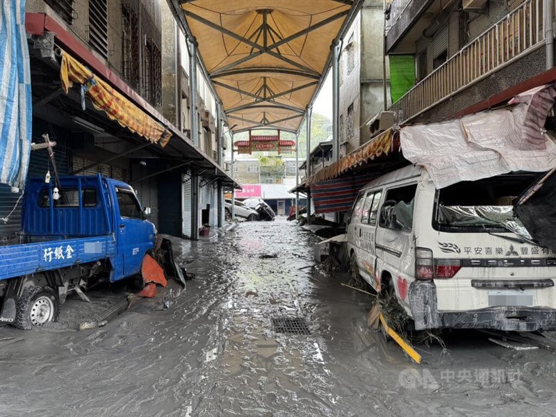 Mud and debris piled up at a market in Guangfu Township in Hualien County on Wednesday. CNA photo Sept. 24, 2025