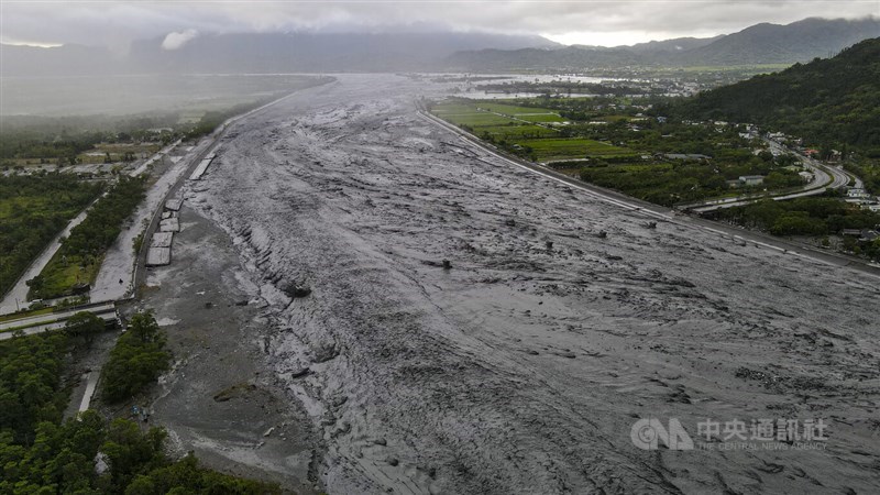 Muddy water flows in the Matai'an Creek in Hualien Wednesday morning. CNA photo Sept. 24, 2025