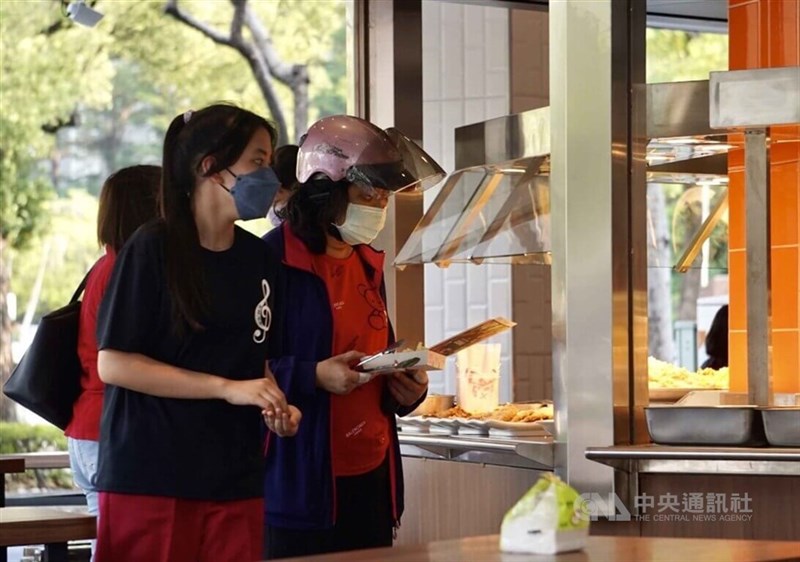 Consumers purchase bento boxes for lunch in this CNA file photo for illustrative purposes