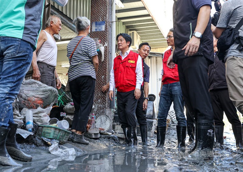 President Lai Ching-te (center) visits and offers condolences to local residents affected by the flooding in Hualien on Thursday. CNA photo Sept. 25, 2025