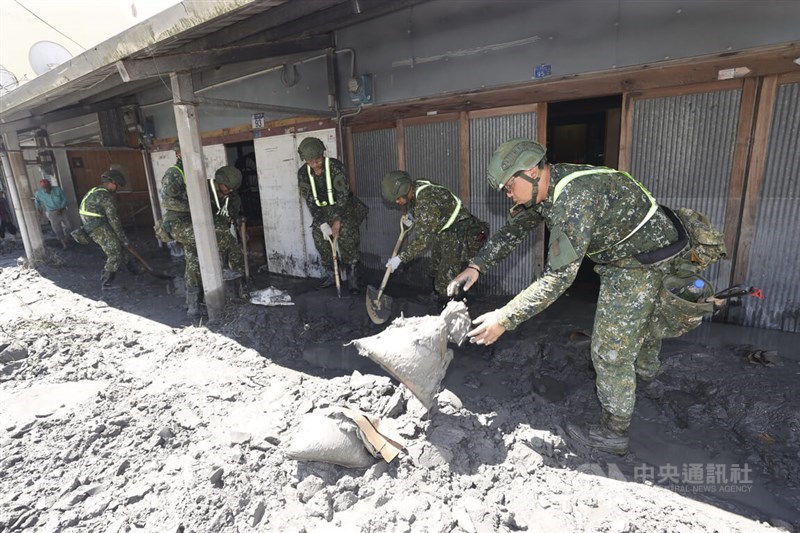 Military soldiers assist residents in Guangfu Township with clearing mud from outside their homes on Thursday. CNA photo Sept. 25, 2025