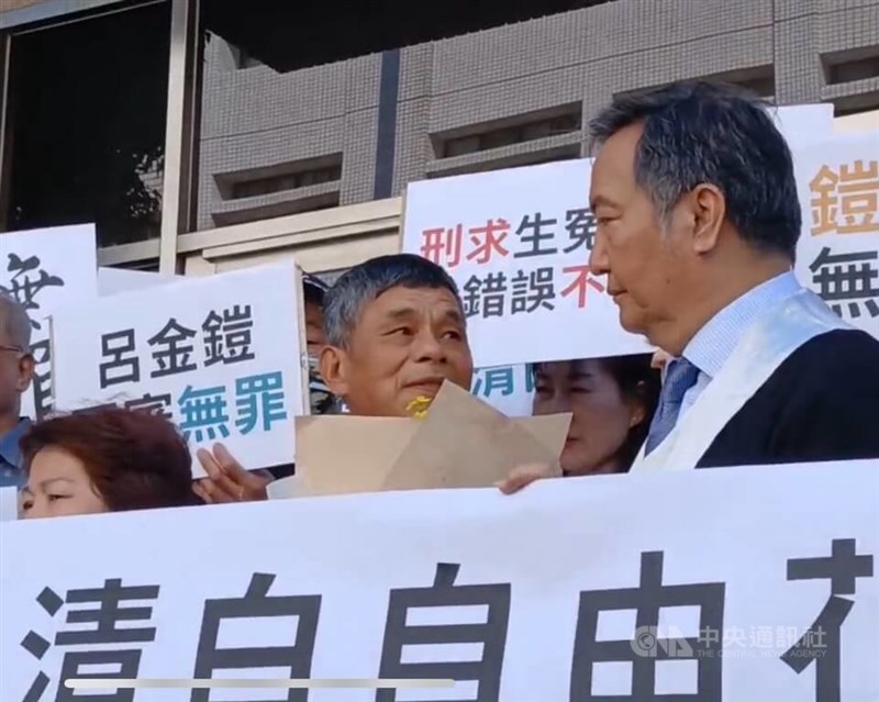 Attorney Lo Ping-cheng (right) hands Lu Chin-kai(center) a bouquet to celebrate his exoneration in Taipei on Thursday. CNA photo Sept. 25, 2025