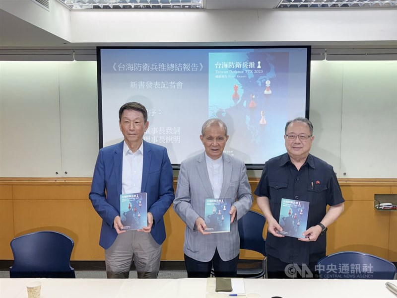Alexander Huang, chairman of the Council on Strategic and Wargaming Studies (right), former Chief of the General Staff Lee Hsi-min (left) cohosts the new book release event in Taipei on Friday. CNA photo Sept. 26, 2025