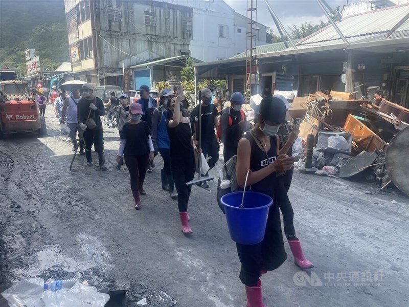 Volunteers nicknamed 'Shovel Supermen' from across Taiwan arrive in Guangfu Township, Hualien County, with shovels to assist in recovery efforts on Saturday. CNA photo Sept. 27, 2025