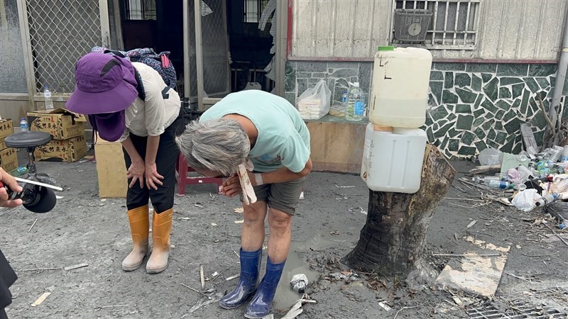 The victim Huang's family bows several time after the body from the mud-filled house in Hualien County on Saturday. CNA photo Sept. 27, 2025