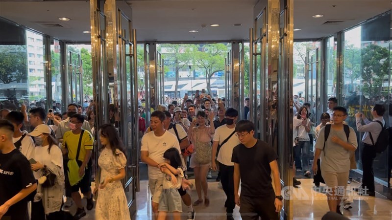 Customers enter the Shin Kong Mitsukoshi department store in Taichung on Saturday for its first reopening since a natural gas explosion in February. CNA photo Sept. 27, 2025