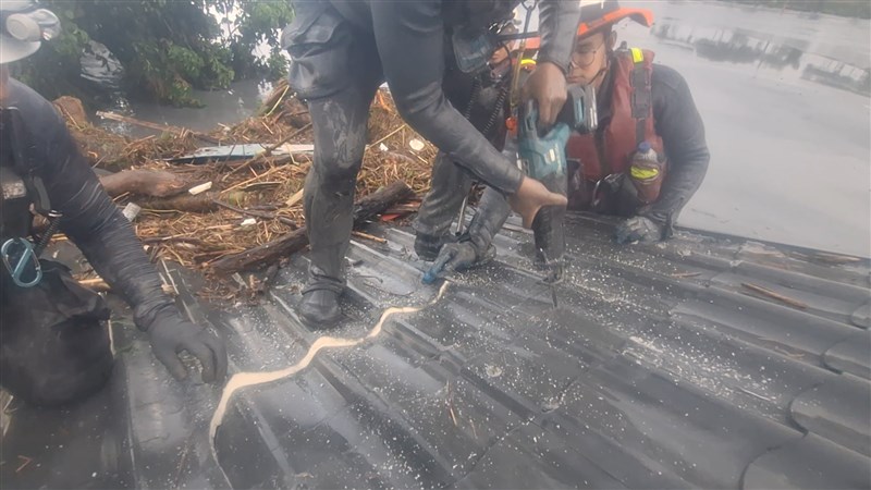 Rescuers cut open the roof of a house in Hualien’s Guangfu Township during a second search for “Little Yi” and her honorary aunt and uncle on Wednesday afternoon. Photo courtesy of Pingtung County Fire Bureau Sept. 27, 2025
