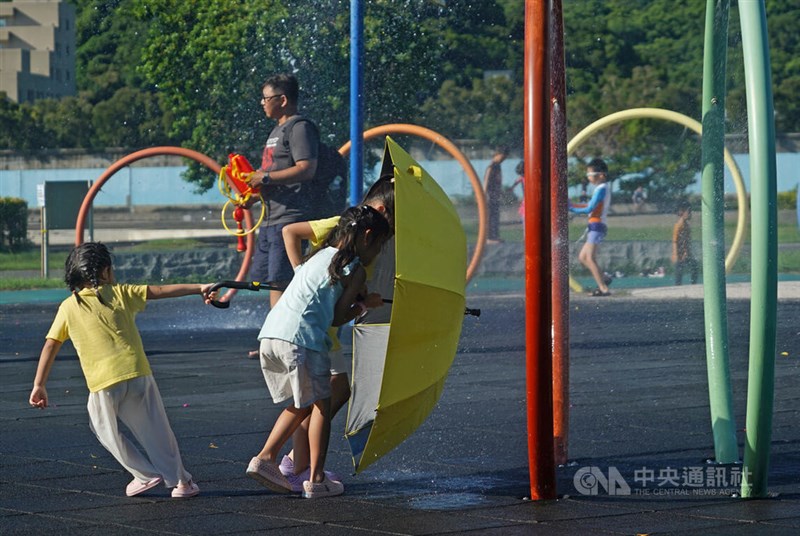 Children play at a splash pad in Taipei's Dajia Riverside Park. CNA photo Sept. 27, 2025