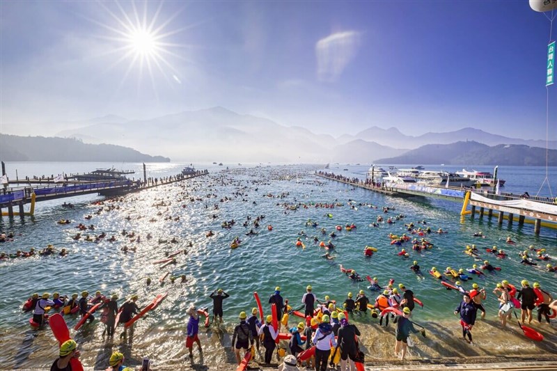 Over 24,000 swimmers from 35 countries take part in the 2025 Sun Moon Lake International Swimming Carnival in Nantou County on Sunday. Photo courtesy of the Nantou County Government