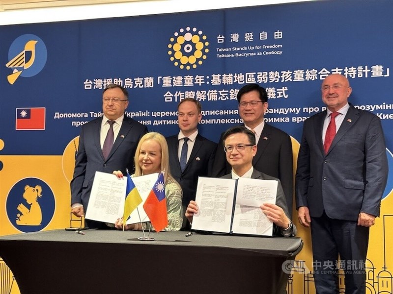 Taiwan’s Foreign Minister Lin Chia-lung (back row, second right), representative to Poland Jeff Liu (front right) and Tetiana Badylevych, deputy director of the Kyiv City Center for Social Services for Families, Children and Youth, pose for a photo after the signing of an MOU to provide aid for underprivileged Ukranian children. CNA photo Sept. 29, 2025