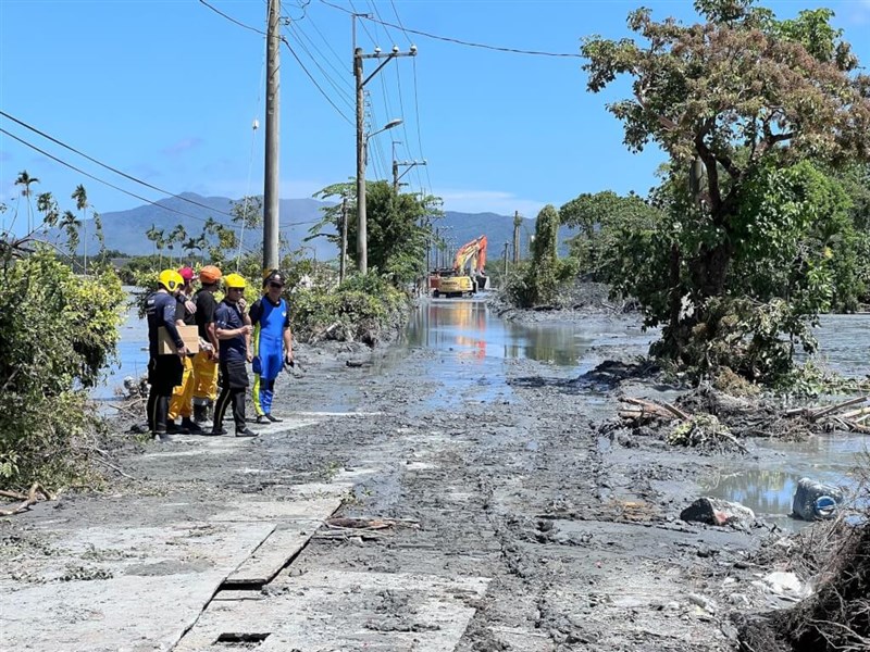 Rescuers from the Hualien County Fire Department's First Brigade continue search operations on Fozu Street in Guangfu Township. CNA photo Sept. 27, 2025