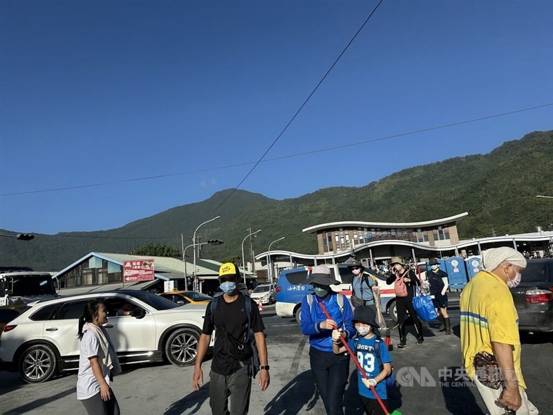 Volunteers with brooms arrive at Guangfu Township on Sunday. CNA photo Sept. 29, 2025