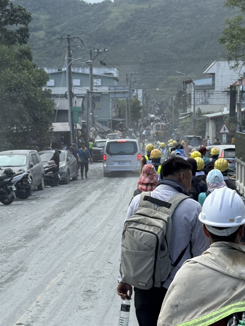 Migrant workers volunteer to join cleanup efforts in Guangfu Township, Hualien County Sunday in the aftermath of the Matai'an Creek barrier lake overflow. Photo courtesy of Welldoer House