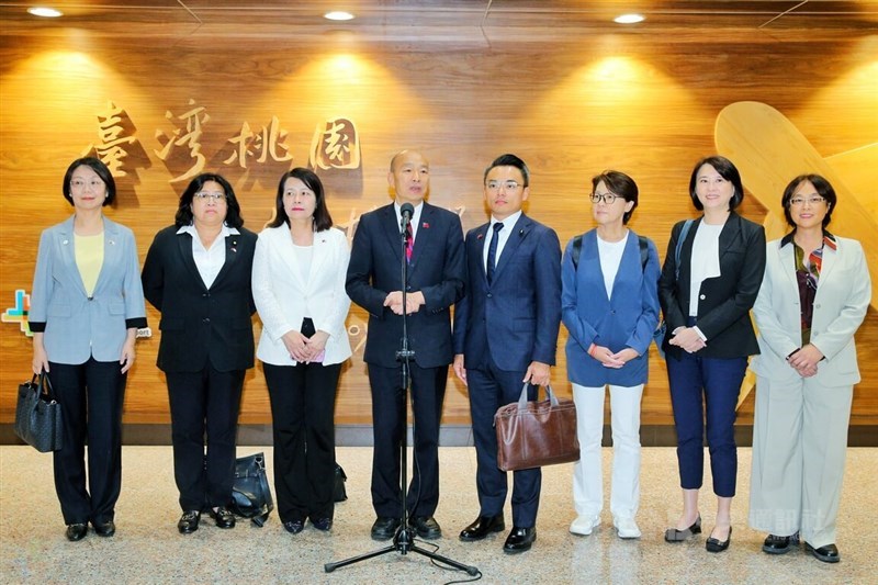 Legislative Speaker Han Kuo-yu (fourth left) and his delegation to Japan return to Taoyuan International Airport on Monday. CNA photo Sept. 29, 2025