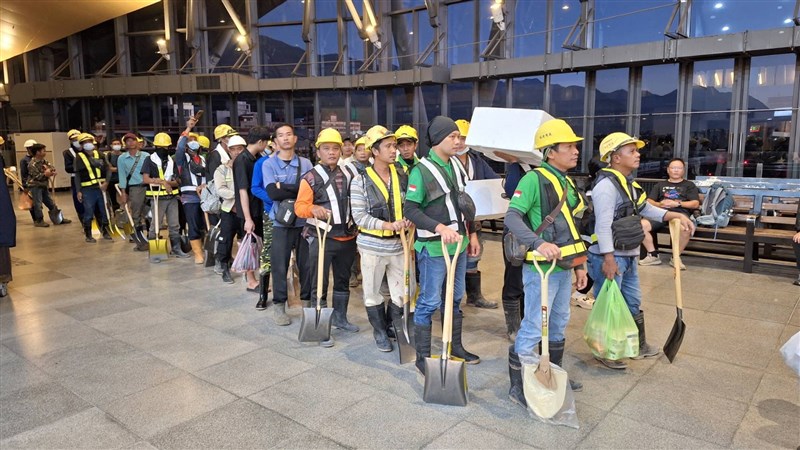 Volunteers equipped with helmets and shovels line up on a platform at Hualien Station early Sunday morning. Photo courtesy of Welldoer House
