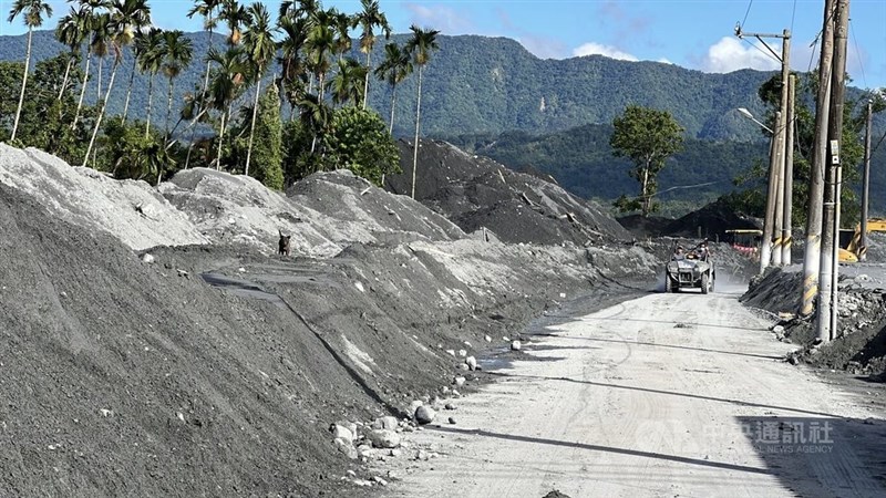 Mountains of mud pile beside the streets in Guranfu Township, Hualien County, on Tuesday. CNA photo Sept. 30, 2025
