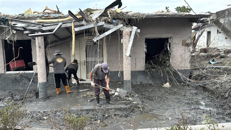 Volunteers and residents in Guangfu Township, Hualien County, work to clean up their community on Tuesday. CNA photo Sept. 30, 2025