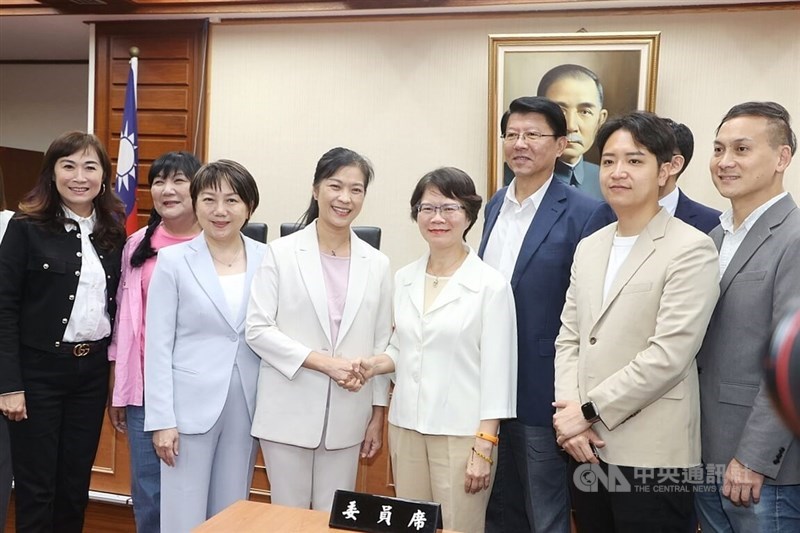 DPP Legislator Chen Hsiu-pao and (fourth from left) and TPP Legislator Liu Shu-pin (fifth from left) are chosen as conveners for the legislative Education and Culture Committee on Wednesday.
