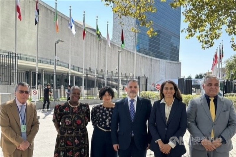 Ambassadors from six of Taiwan’s allied countries deliver a letter at U.N. headquarters in New York on Friday expressing their support for Taiwan’s participation in the United Nations. CNA photo Sept. 20, 2025