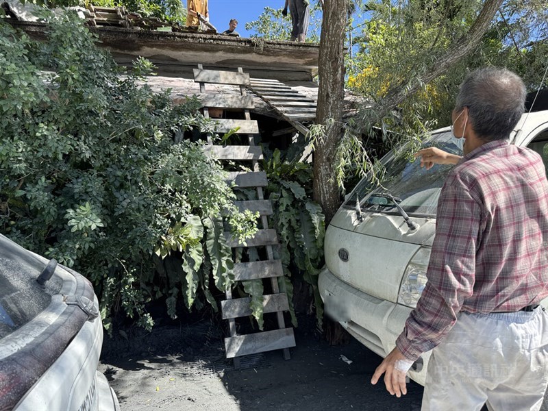 A fruit-picking ladder beside a single-story house saves more than 20 lives during flooding in Guangfu Township, Hualien County. CNA photo Oct. 2, 2025