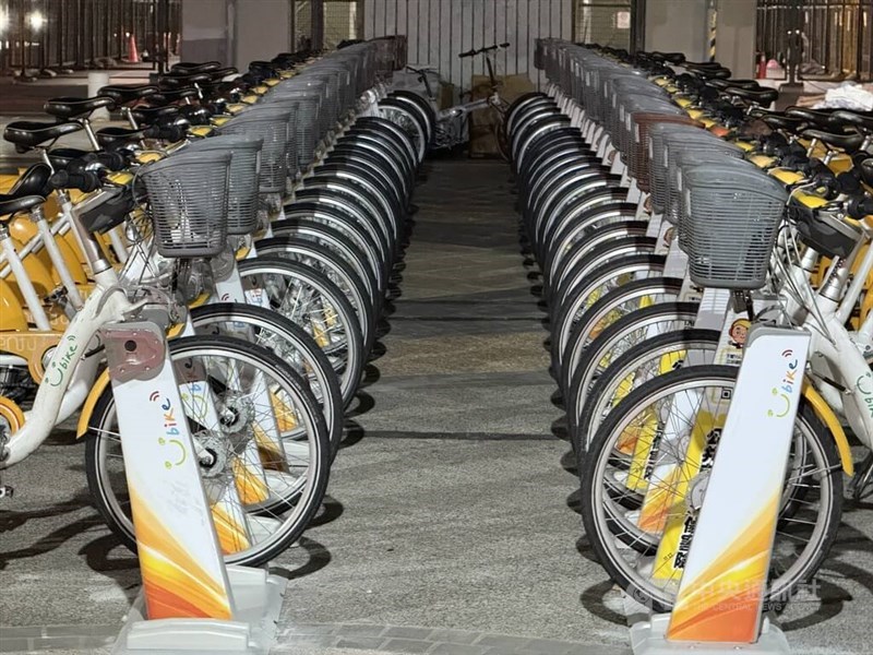 A YouBike station under the XinSheng Expressway in Taipei on Wednesday. CNA photo Oct. 1, 2025