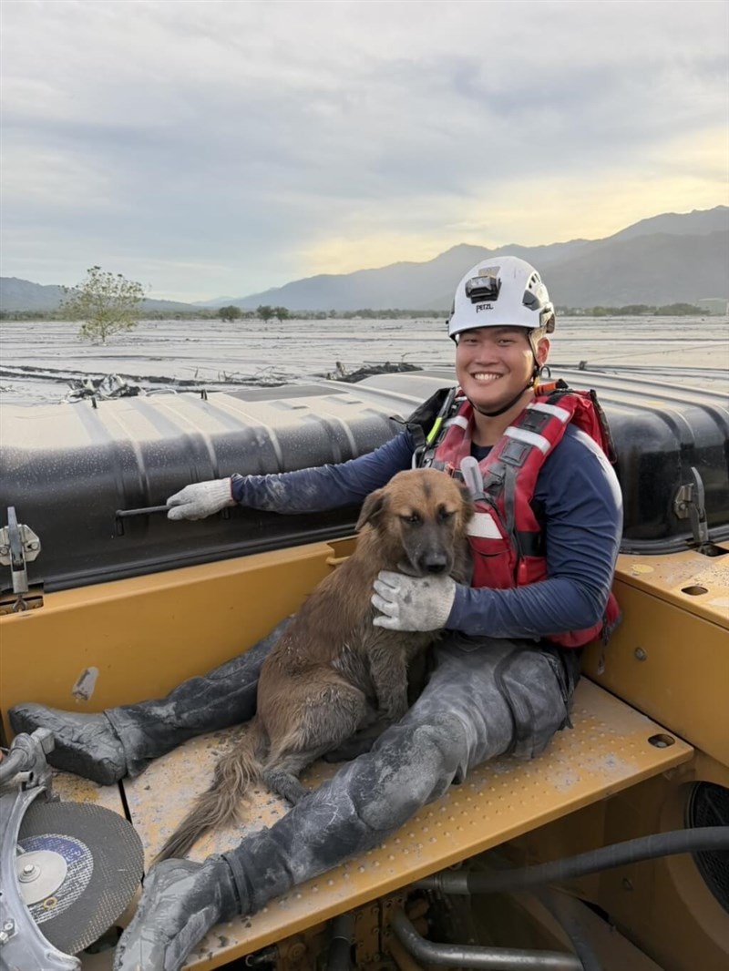 The dog "168" with its rescuer from the Kaohsiung Special Search and Rescue Team, who later became its owner. Photo courtesy of the Hualien animal rescue team Oct. 3, 2025