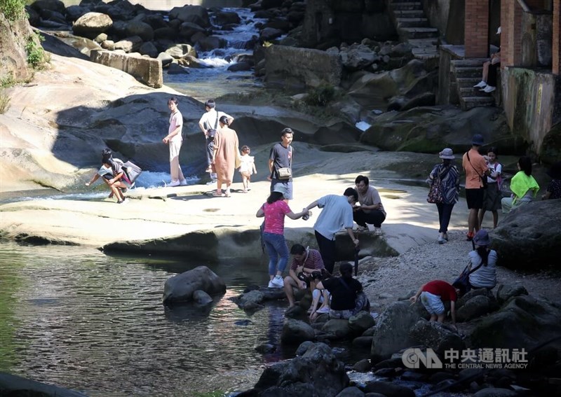 Members of the general public cool down by a stream in New Taipei to get away from the heat. CNA photo Sept. 28
