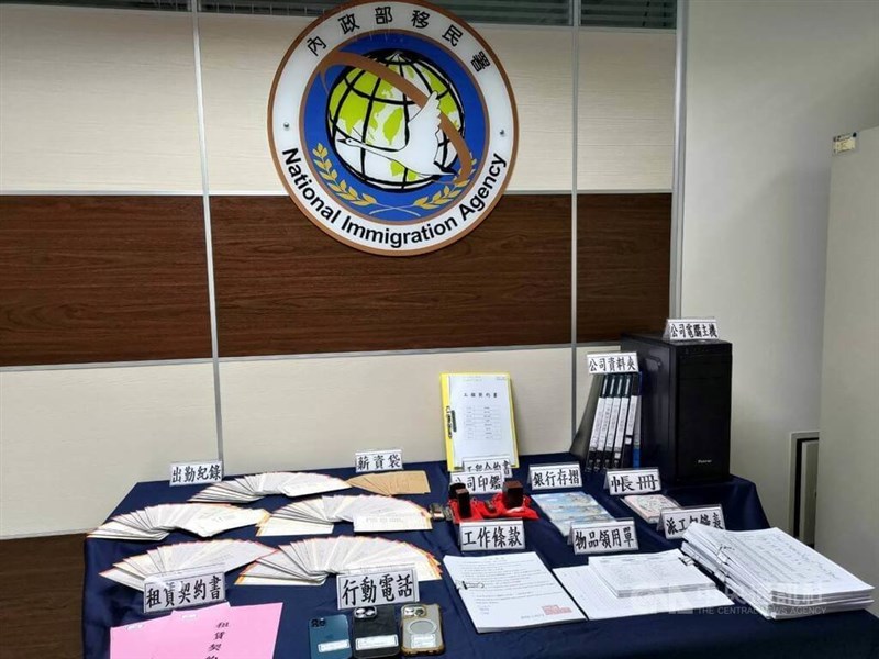 The National Immigration Agency displays evidence uncovered from an illegal labor brokerage ring in Taichung on Saturday. Photo courtesy of local authorities
