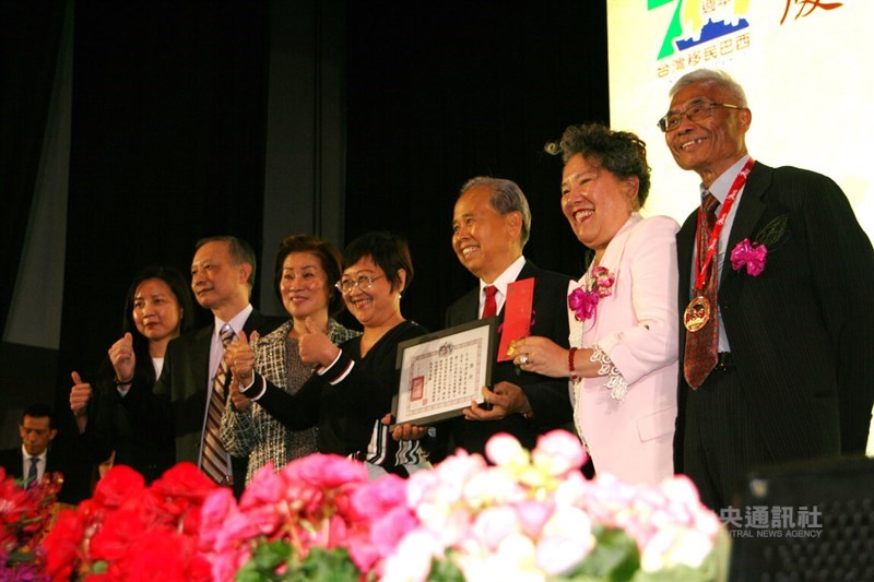 Liu Hsueh-lin displays a certification for the award for "Raiz: Historia da Imigracao Taiwanesa no Brasil" (Root: History of Taiwanese Immigration to Brazil) won from the Federation of Overseas Chinese Associations of Taiwan's expat communities. CNA photo Aug. 24, 2025
