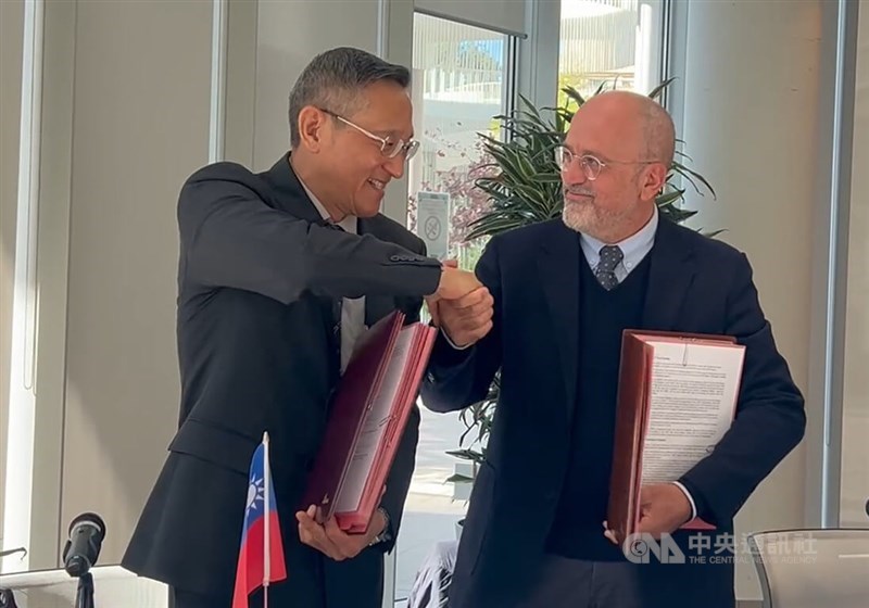 Taiwan's representative to Italy, Vincent Y.C. Tsai (left) shakes hands with Roma Tre University President Massimiliano Fiorucci after signing the agreement in Rome, Italy, on Tuesday. CNA photo Oct. 7, 2025