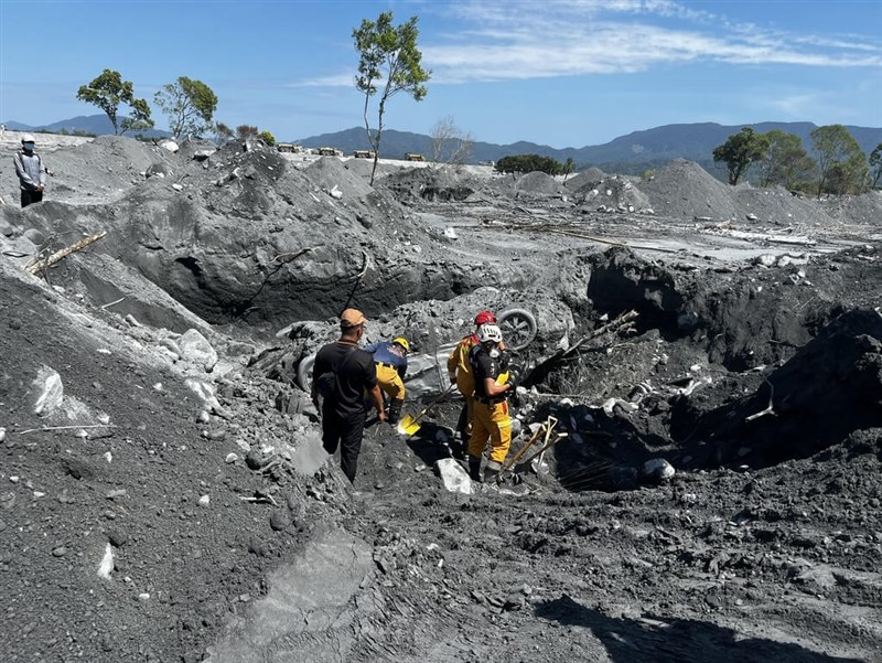 Rescue workers spot a body inside a mud-filled vehicle in Hualien County on Wednesday.  Photo courtesy of a private contributor Oct. 8, 2025