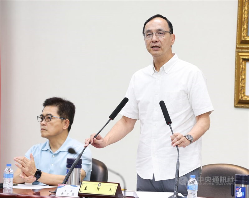 Kuomintang Chairman Eric Chu (right). CNA photo Oct. 8, 2025