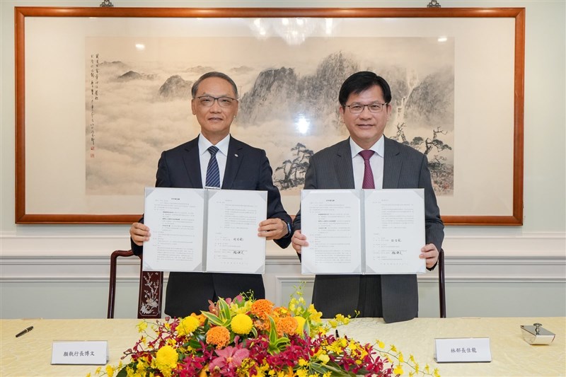 Tzu Chi Foundation CEO Yen Po-wen (left) and Foreign Minister Lin Chia-lung (right) hold copies of the signed MOU on Tuesday. Photo courtesy of MOFA.