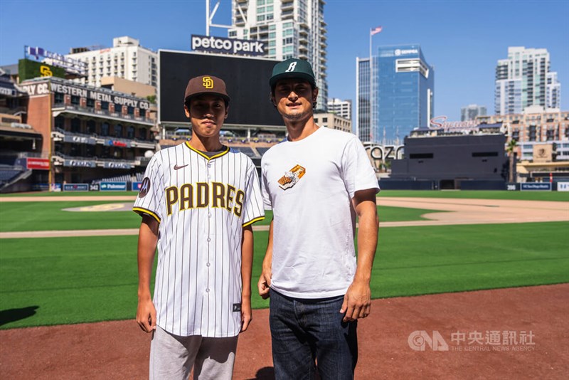 Taiwanese baseball pitcher Su Lan-hong (left) poses for a photo as he is welcomed by Padres pitcher Yu Darvish in San Diego, California, U.S., on Friday. Photo courtesy of the San Diego Padres