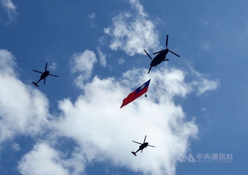 A CH-47SD Chinook flies the nation's flag across the sky, chaperoned by two UH-60M Black Hawk helicopters. CNA photo Oct. 10, 2025