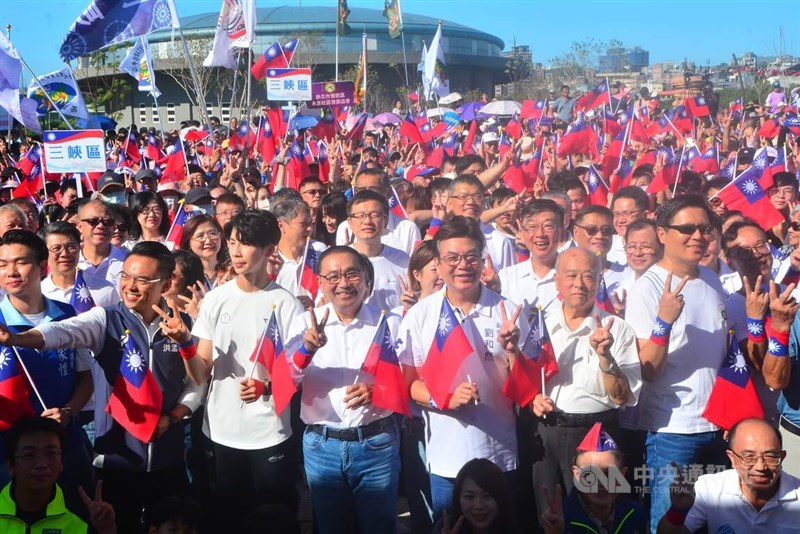 New Taipei City Mayor Hou Yu-ih (front, fourth left) and Olympic boxing athlete Lin Yu-ting (front, third left) pose for a photo during National Day celebrations in New Taipei on Friday. CNA photo Oct. 10, 2025