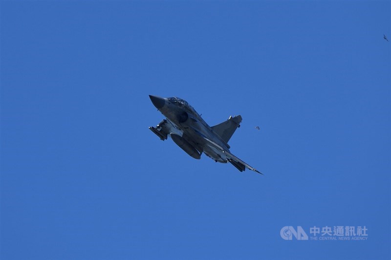 An Air Force Mirage 2000 fighter flies over the Presidential Office building on Friday. CNA photo Oct. 10, 2025