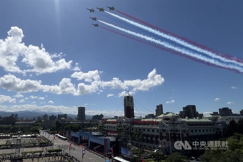 Five Republic of China Air Force Thunder Tiger Aerobatics Team planes fly over Taiwan's Presidential Office to paint the skies and conclude the morning celebrations of the Republic of China's 114th National Day. CNA photo Oct. 10, 2025