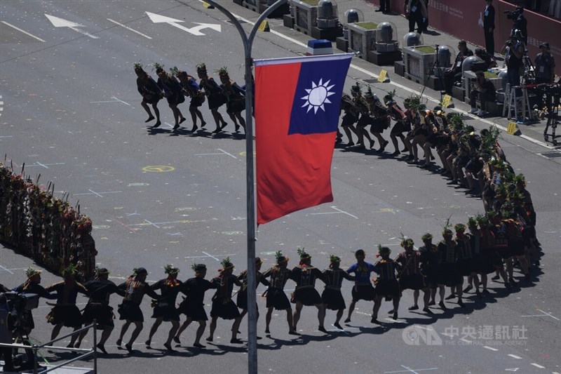 Taiwan's NaLuWan Dance Troupe and Pingtung County's Indigenous Tribal Youth Association put on "maru salad," a dance performance spotlighting Taiwan's Indigenous population. CNA photo Oct. 10, 2025