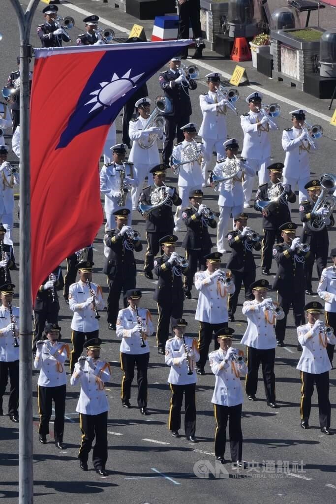 The marching band of the Honor Guards of the Republic of China heralds a military parade in front of the Presidential Office on Friday. CNA photo Oct. 10, 2025
