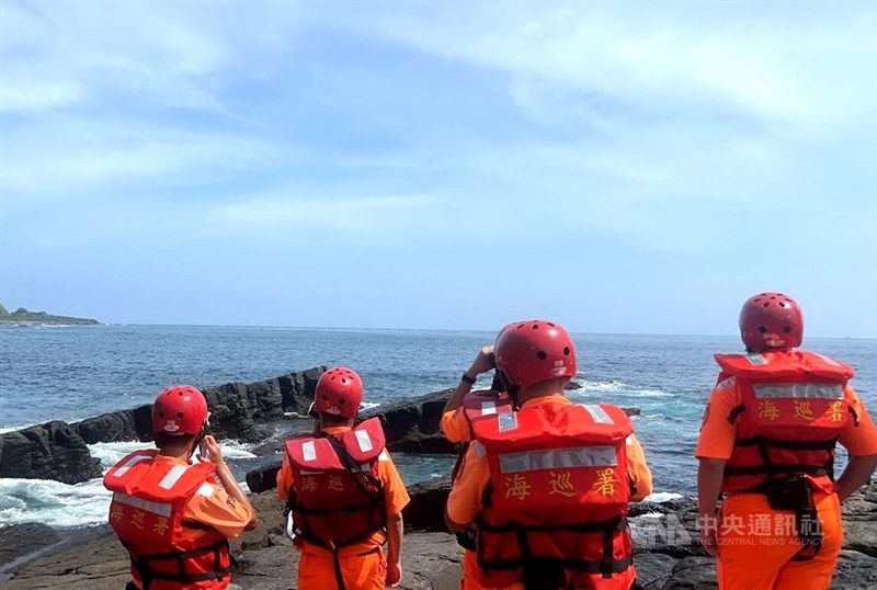 Five Coast Guard Administration members search along the shore off Ruifang District in New Taipei on Saturday. Photo courtesy of the local authority