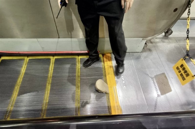 A beige-colored foam footwear is stuck at the bottom of a Xinpu Station escalator on Saturday. Photo courtesy of a local resident