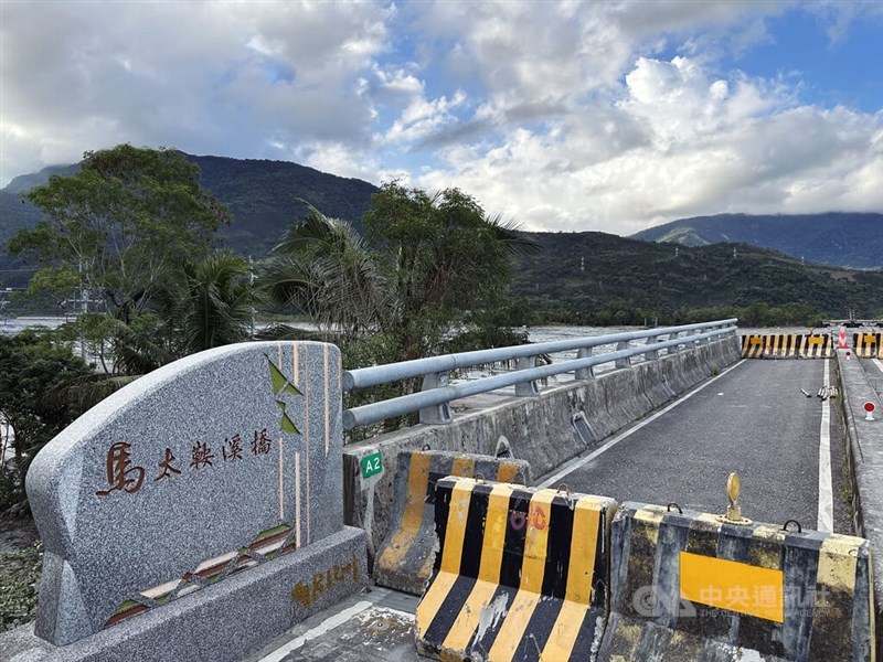 What remains of the Matai'an River Bridge on Provincial Highway 9 are cordoned off after the majority of its bridge body was destroyed. CNA photo Oct. 9, 2025
