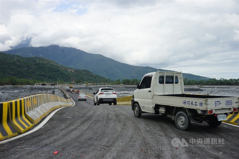Vehicles traverse through the temporary culvert bridge on Friday shortly after it opened to limited vehicles. CNA photo Oct. 10, 2025