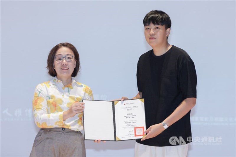 Ben Oui (right) receives the award from Deputy Culture Minister Sue Wang on Sunday. CNA photo Oct. 12, 2025