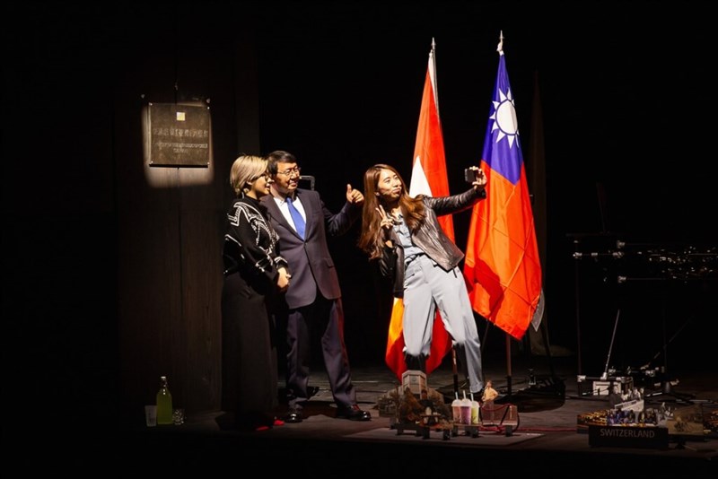 The audience takes a selfie with the cast of “This Is Not an Embassy (Made in Taiwan)” after the show in Paris, France on Monday. Photo courtesy of Claudia Ndebele